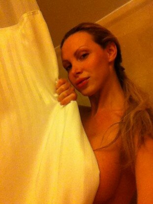 nikkibenz %tag @NikkiBenz tweets Shower time tease!