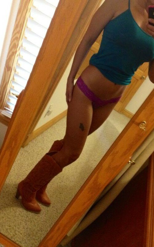 34dchick %tag 34dchick tweets in a thong and cowboy boots
