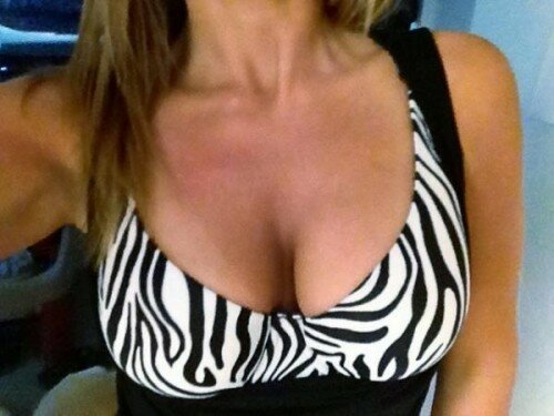 34dchick %tag @34dchick tweets pic of her cleavage for #tittytuesday RT