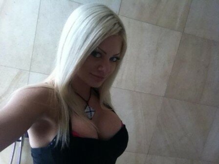 rileysteele %tag @rileysteele tweets busty BLOND cleavage pic!