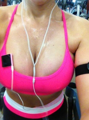 brianna jordan %tag @brianna jordan tweets pic of her gym cleavage